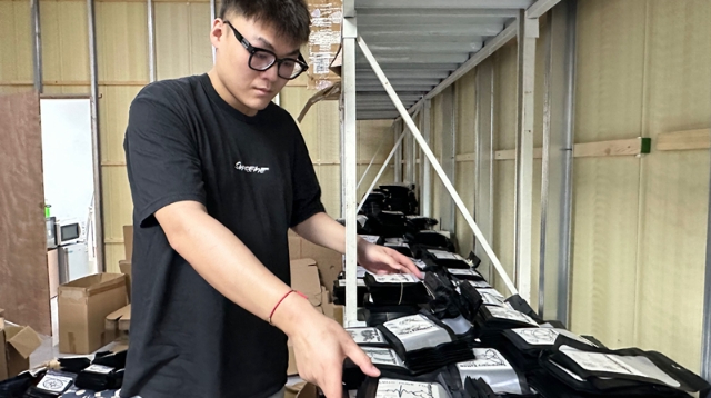小商品成就大生意 | 假睫毛、紋身貼、箱包……崇川系列小商品跨境出海身價(jià)倍增